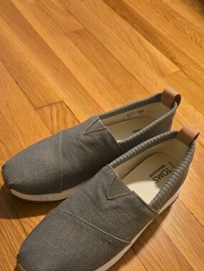 Toms Resident Women’s 9.5 Gray Canvas Slip-On with Tan Heel Tab